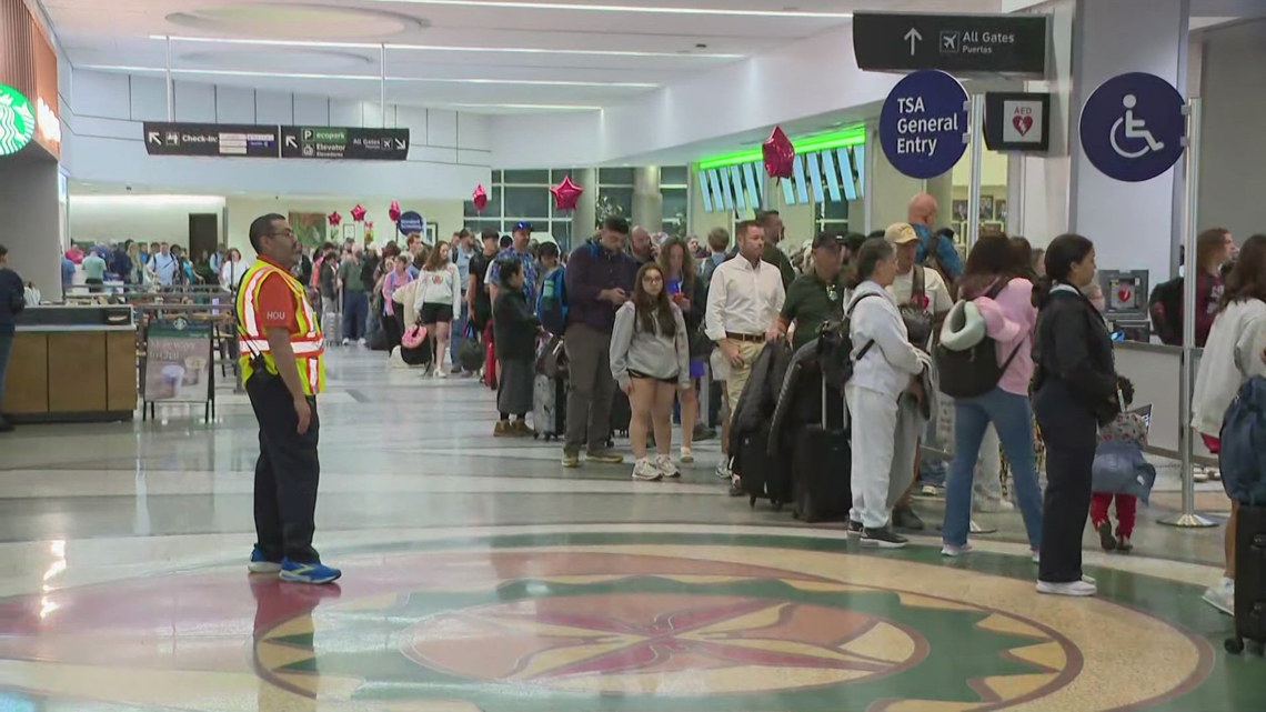 Live tracker | How long are wait times at airports in Houston and across the country?