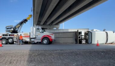 18-wheeler rollover shuts down I-37 South, US 77 near Nueces County line