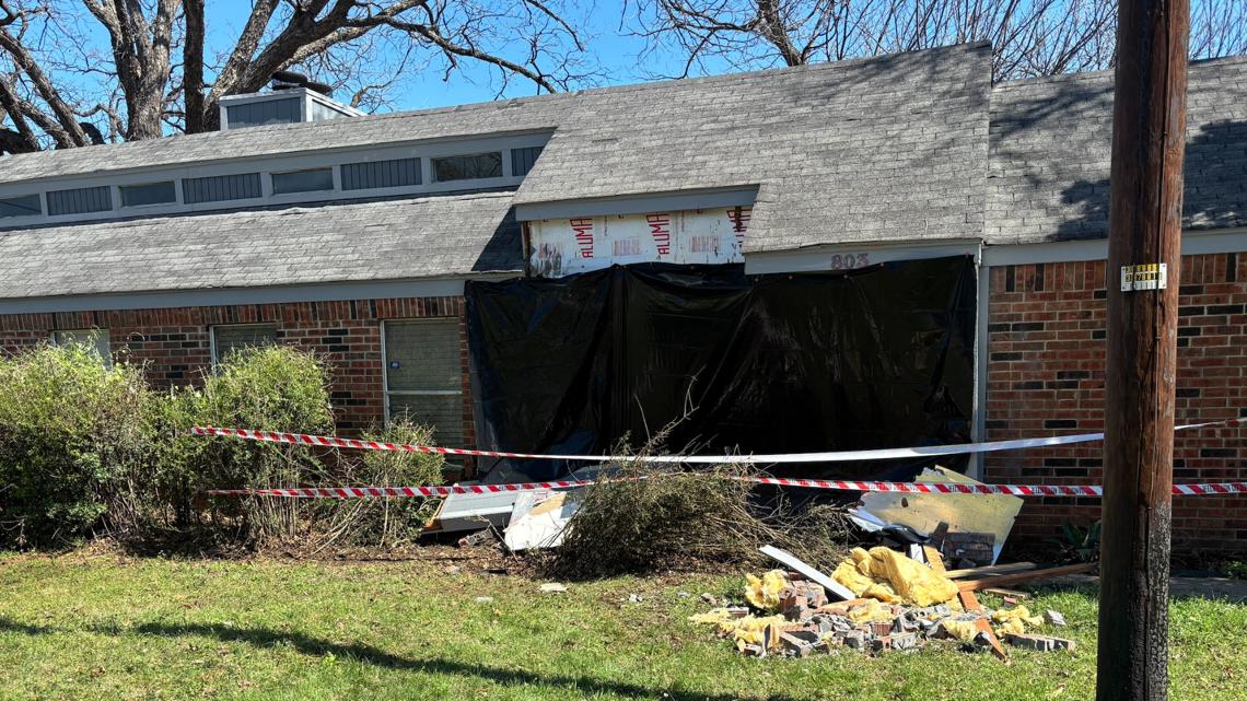 Driver arrested after car crashes into house, Arlington police say
