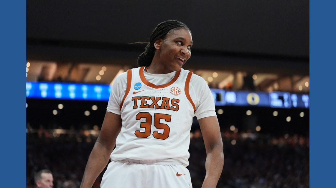 Texas 'generational talent' Booker scores 40 in March Madness rout of Oregon
