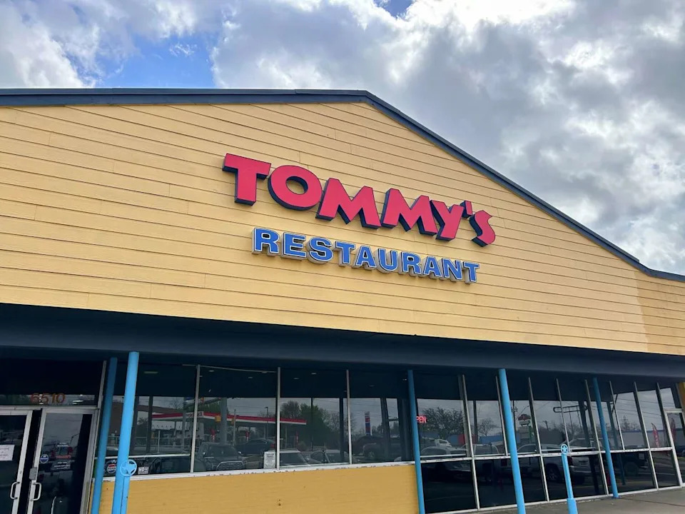 Tommy's Restaurant on San Pedro is one of the largest of five currently operating locations in San Antonio. (Polly Anna Rocha/MySA)