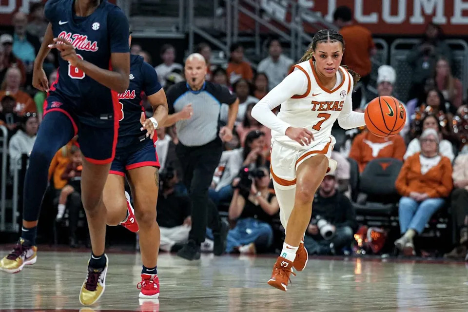 Texas Longhorns guard Jordan Lee (7) dribbles the ball towards the Ole Miss basket during the game at the Moody Center on Sunday, Jan. 4, 2026 in Austin. (Aaron E. Martinez/Austin American-Statesman)