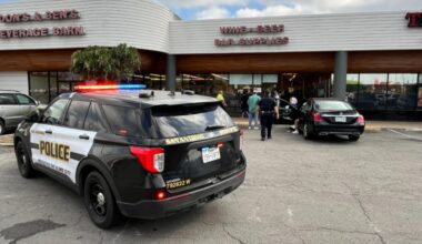 Driver accidentally crashes into San Antonio liquor store, police say
