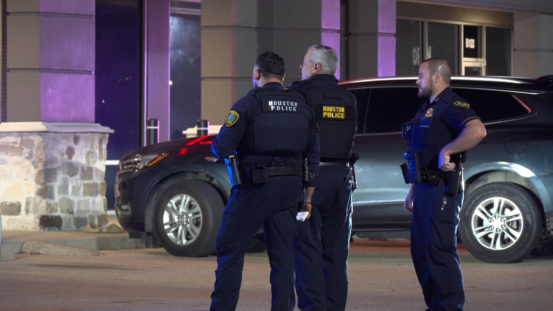 Man found shot in chest in parking lot along Gulf Freeway