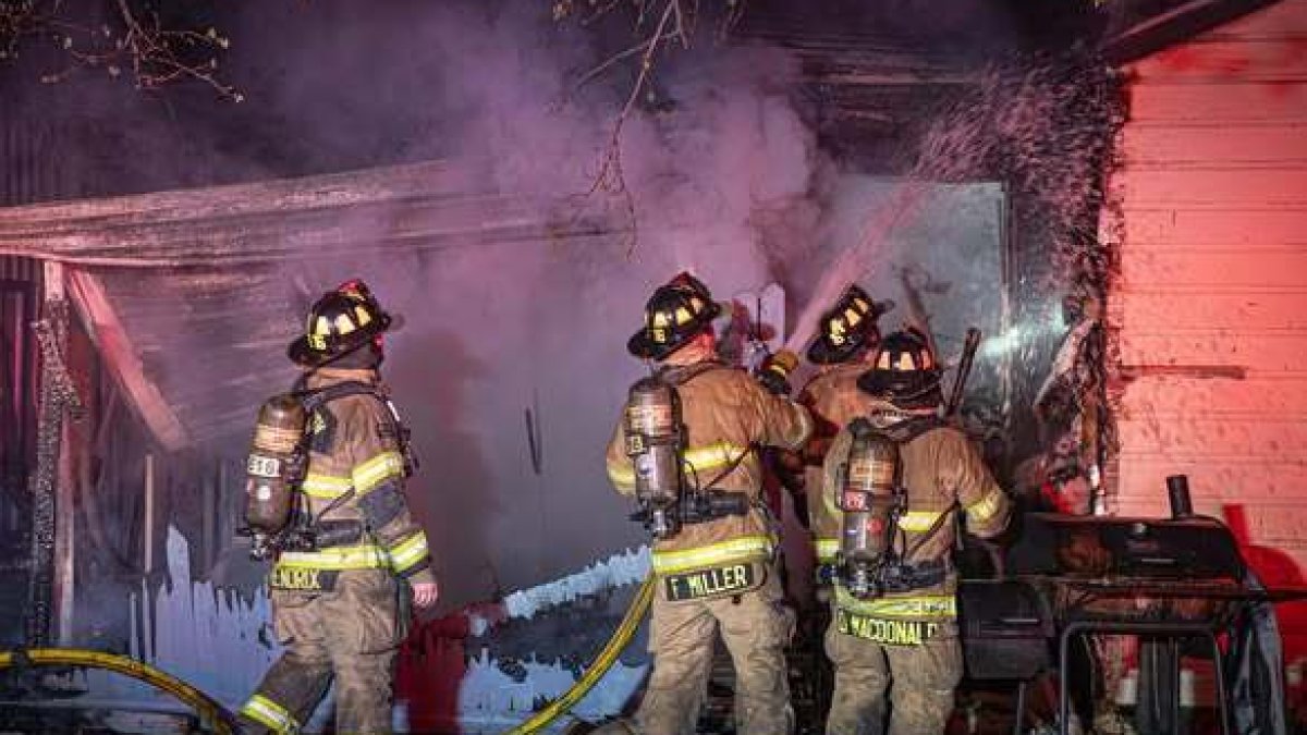 Fort Worth firefighters save 2 dogs in house fire – NBC 5 Dallas-Fort Worth