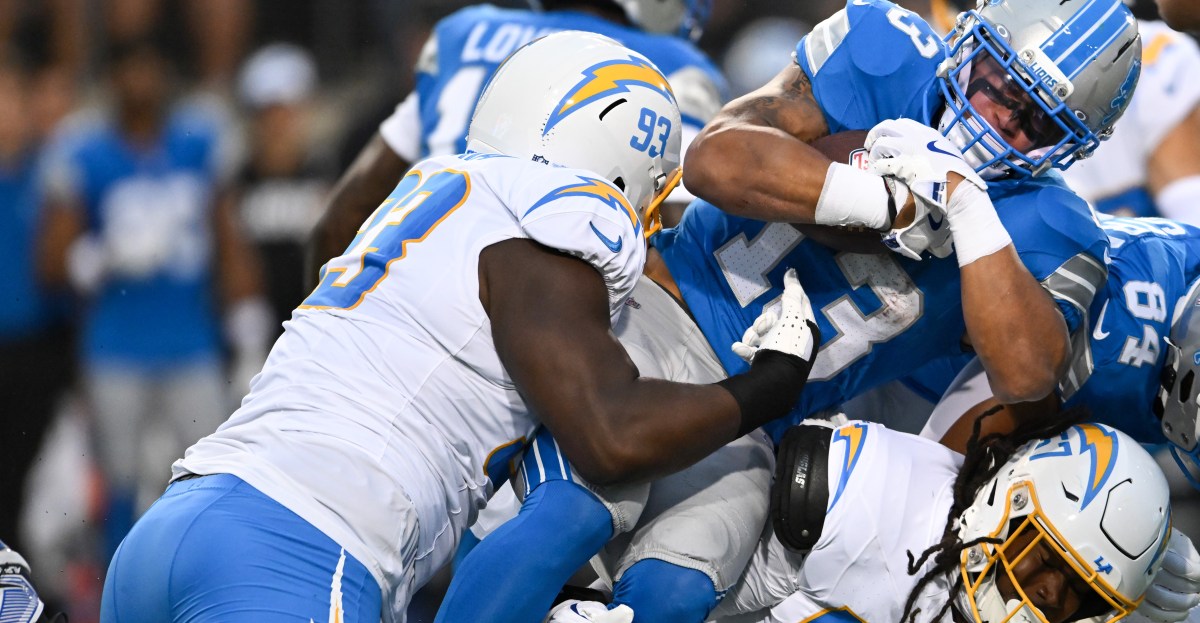 Dallas Cowboys free agent signing Otito Ogbonnia changes things in the middle