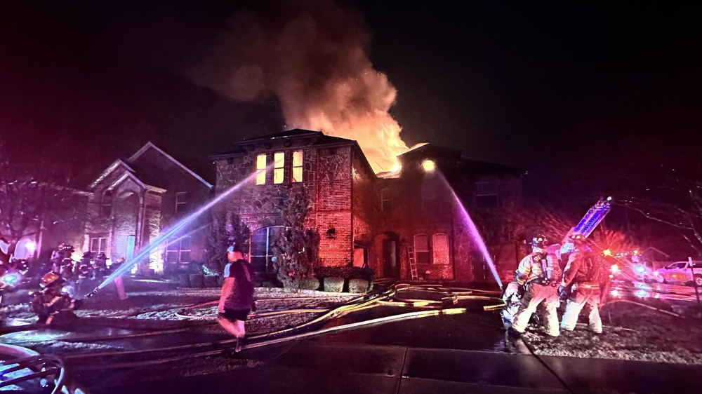 Lightning strike causes house fire in Fort Worth, officials say