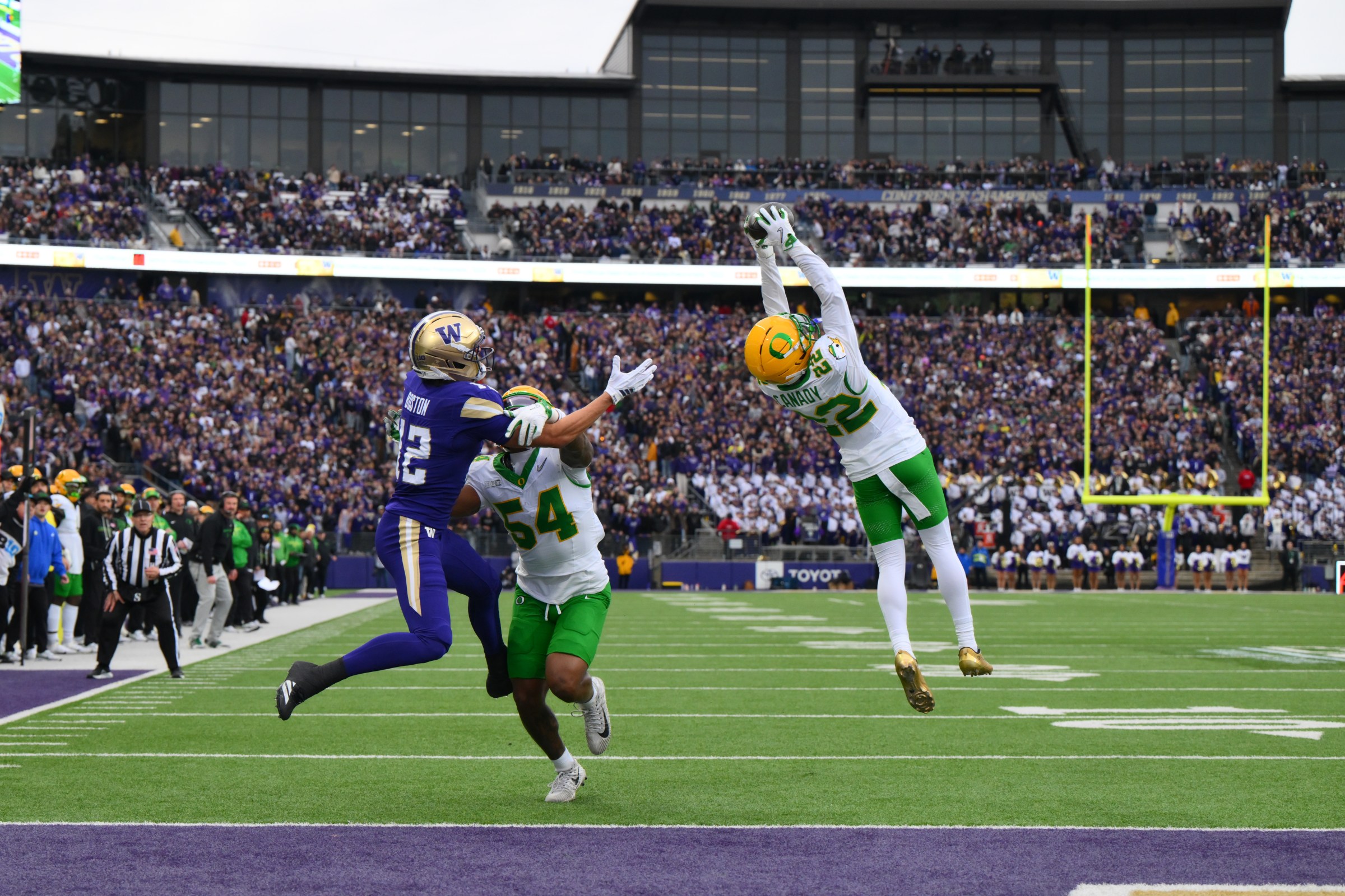 Nov 29, 2025; Seattle, Washington, USA; Oregon Ducks defensive back Jadon Canady (22) intercepts a pass intended for Washington Huskies wide receiver Denzel Boston (12) during the first half at Husky Stadium. Mandatory Credit: Steven Bisig-Imagn Images