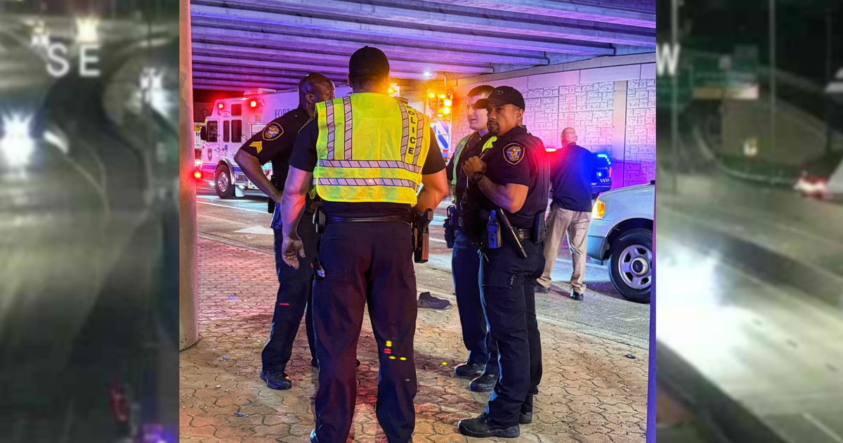 Woman killed, two young children injured in single-vehicle crash in Fort Worth, police say