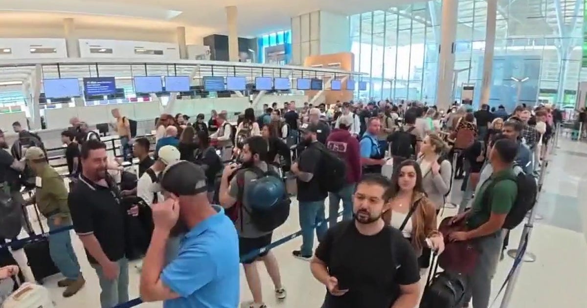 Trump signs emergency order to pay TSA agents as IAH wait times top two hours Friday