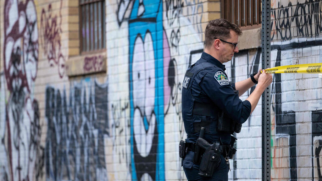 Security forces at the scene of the shooting today as the investigation continues (Photo: Brandon Bell/Getty Images/AFP) ארה"ב טקסס מסע ירי ב בר חשד ל פיגוע איסלאמיסטי