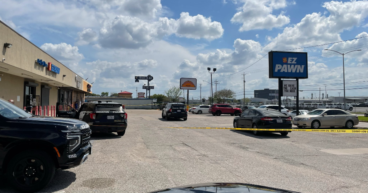 Houston crime: Woman shot during robbery in north Houston, suspects at large