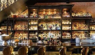 2 longtime side-by-side bars in downtown Dallas to close