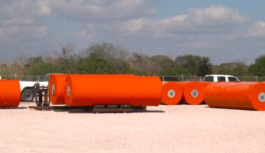 Contractors install new buoys in Rio Grande to block border crossings