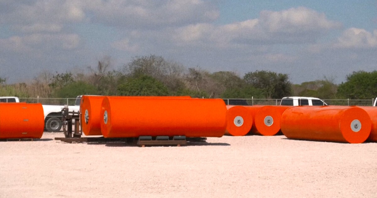 Contractors install new buoys in Rio Grande to block border crossings