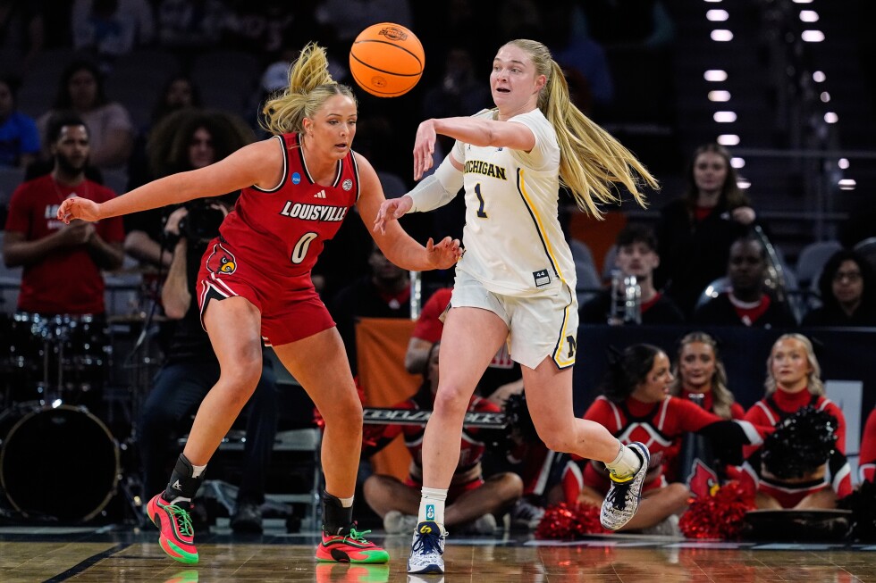 Texas and Michigan meeting for spot in women's Final Four