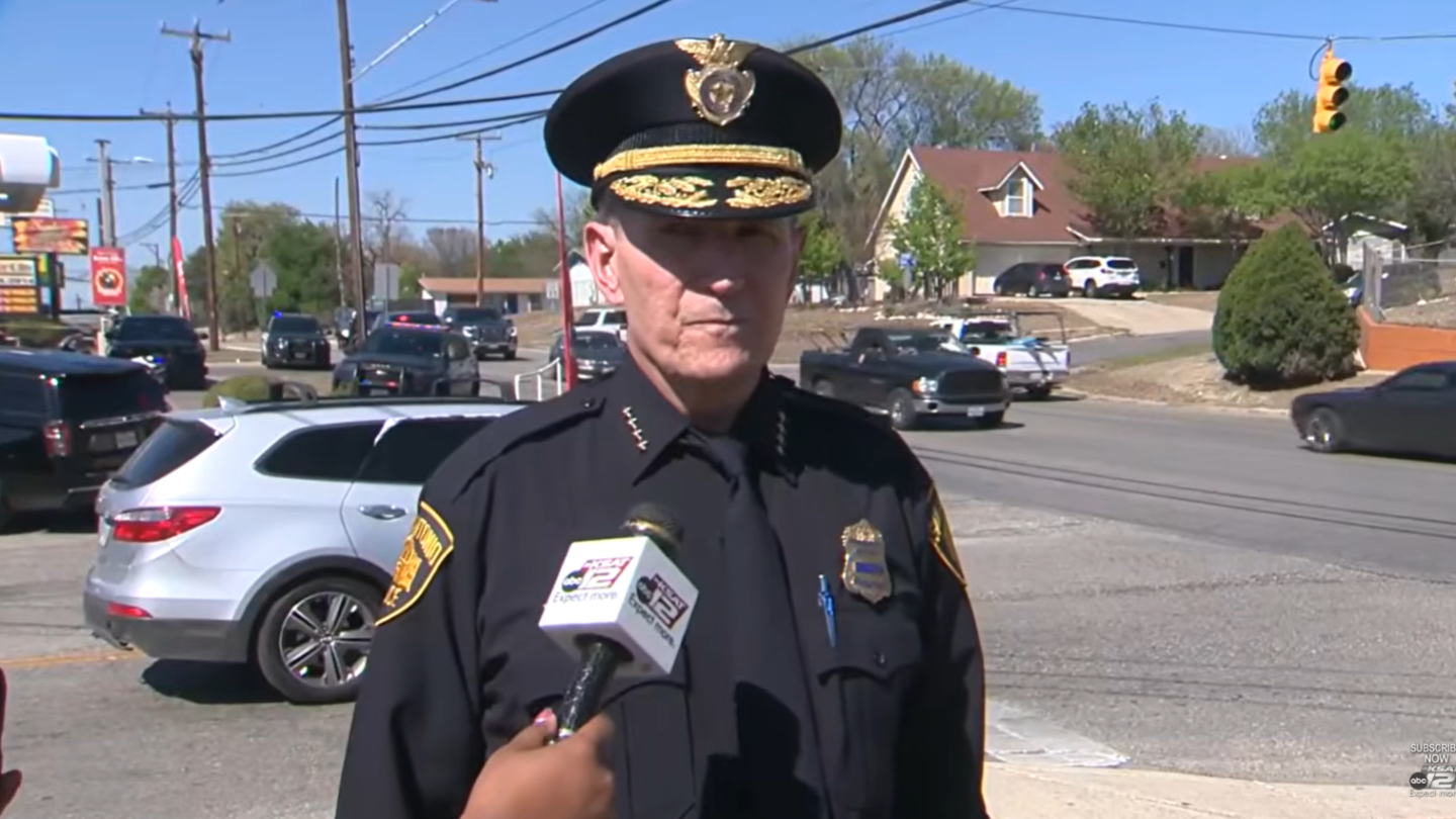 Handcuffed suspect shoots himself in back of San Antonio patrol car