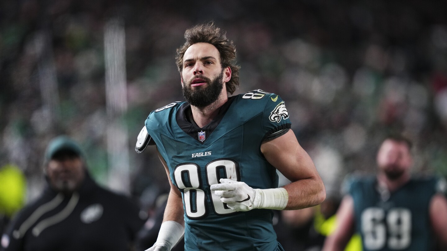 Dallas Goedert, Eagles agree to push back void date on his contract