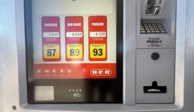 H-E-B digital gas pumps raises questions on screen time