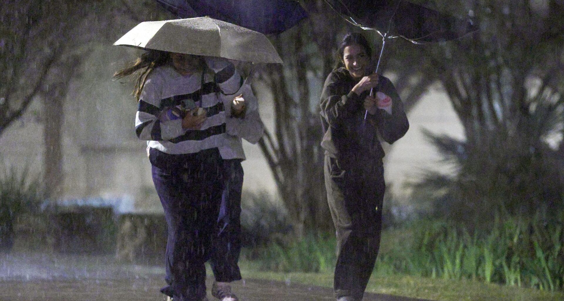 thunderstorm moving in, with more rain later. See when