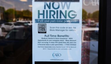 US jobless aid filings fall to 202,000 as layoffs remain low despite uncertainty of Iran war