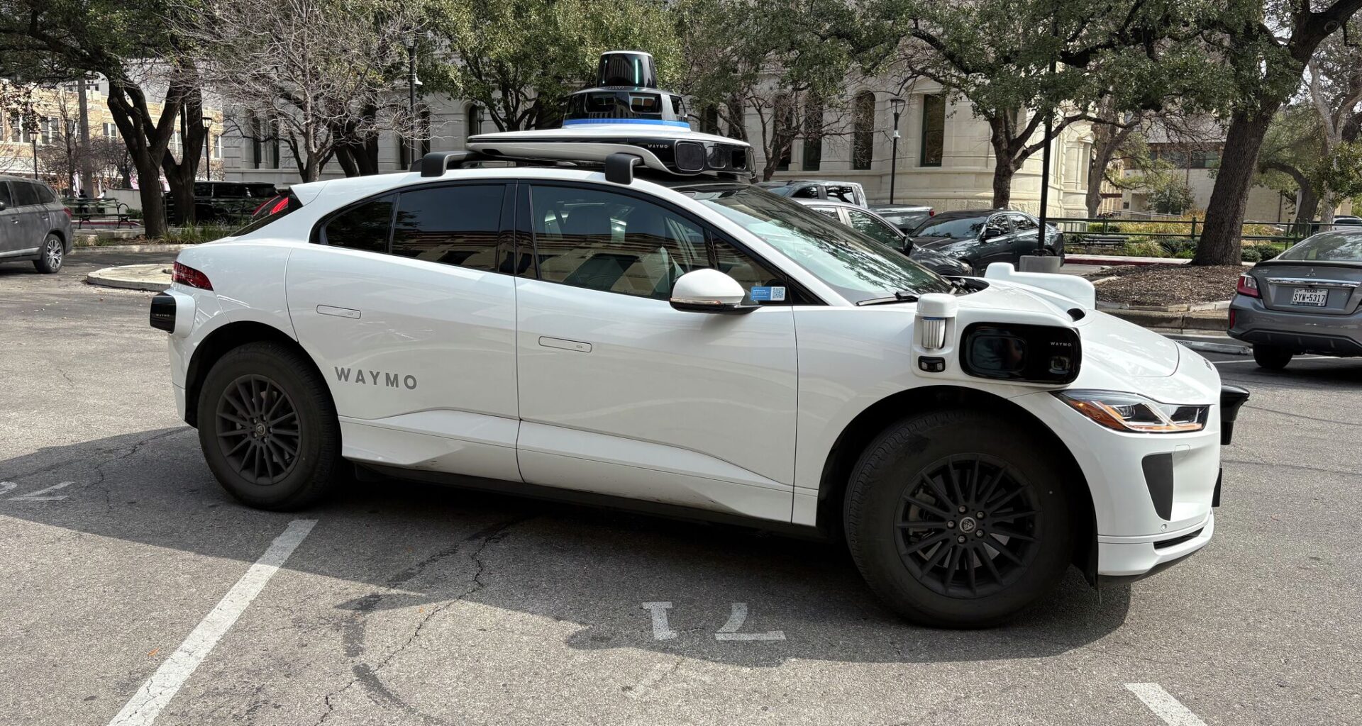 Waymo seen driving wrong way in Alamo Heights school zone