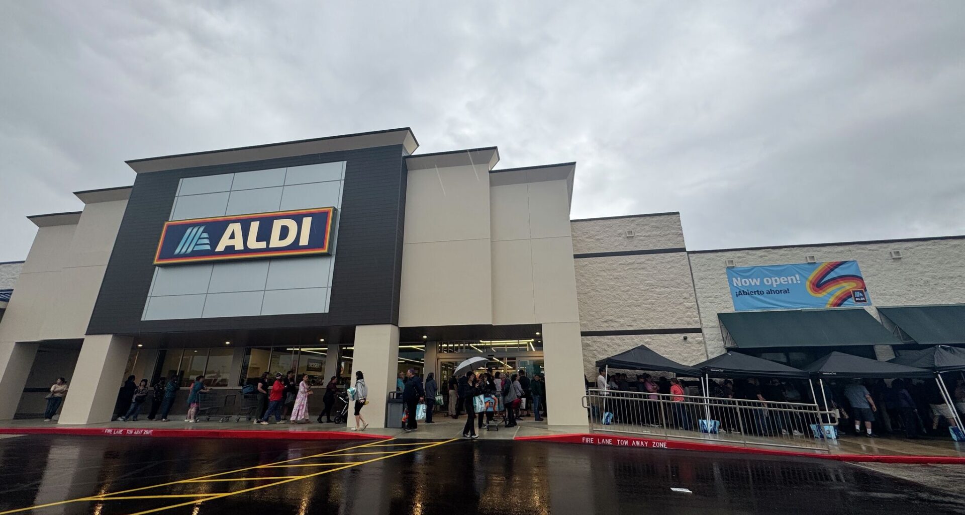 Over 300 Texans brave storm to shop at new Aldi in Cedar Park