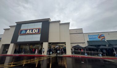 Over 300 Texans brave storm to shop at new Aldi in Cedar Park