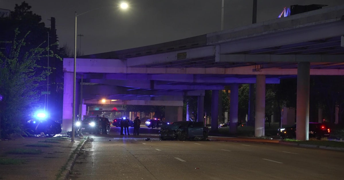 Houston crash leaves 1 dead, 5 injured at Pierce, Hutchins