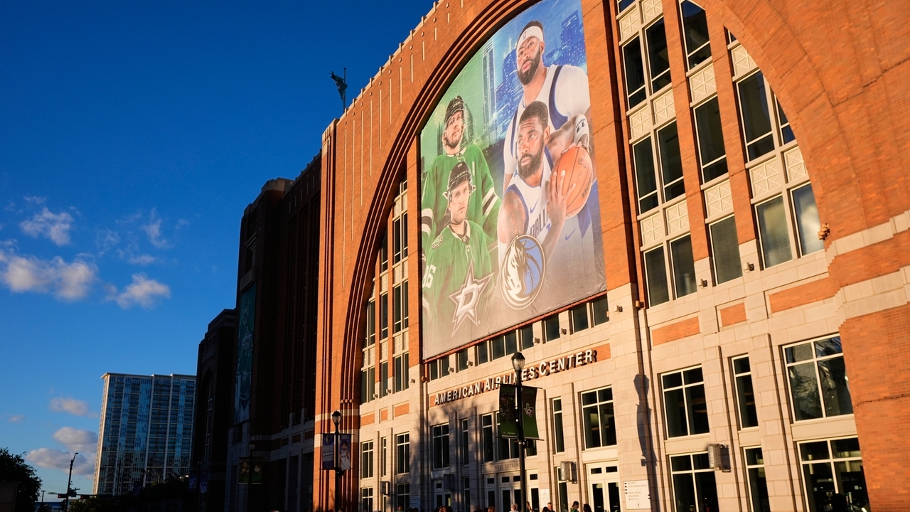 Dallas Stars' arena investigating 4 fans for apparently celebrating with a Nazi salute