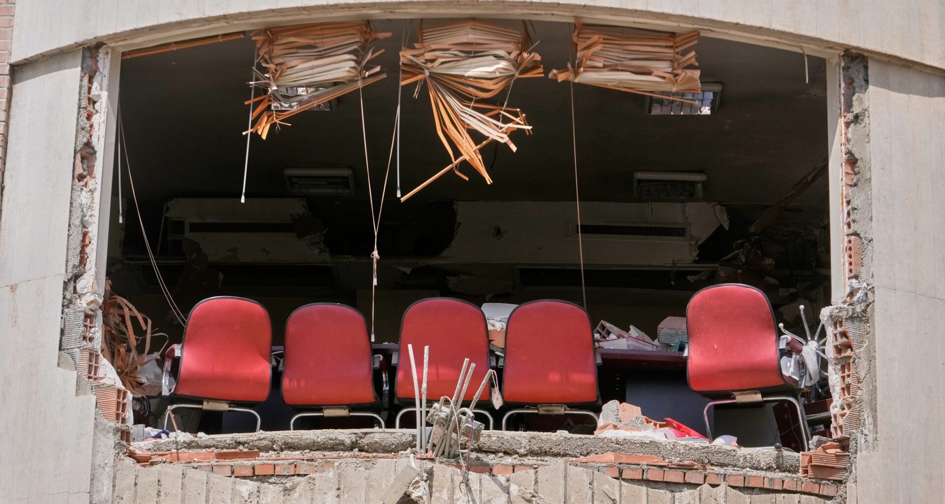 Iran calls on the public to find the 'enemy pilot' as the US continues a frantic search