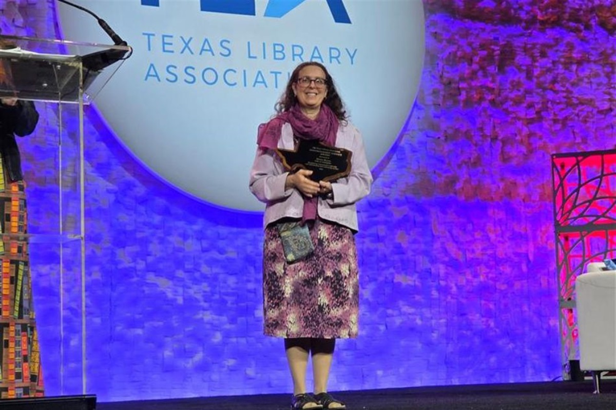 Arlington Librarian Dawn Reyes Earns TLA Distinguished Service Award
