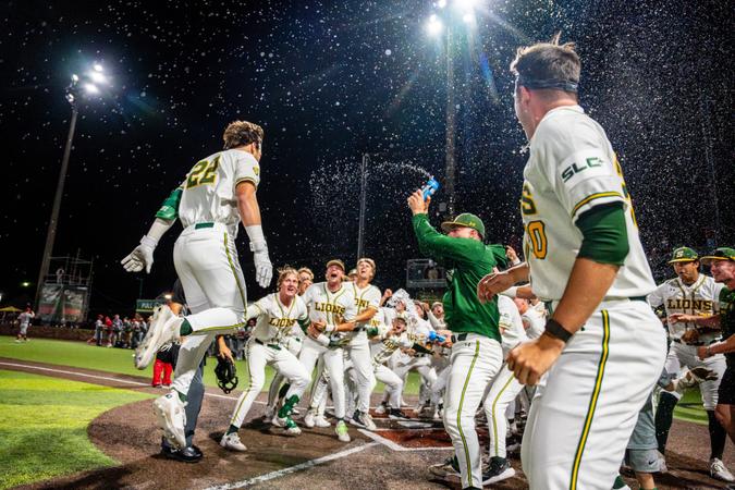 SLU Walks Off Ragin’ Cajuns on Centanni Homer