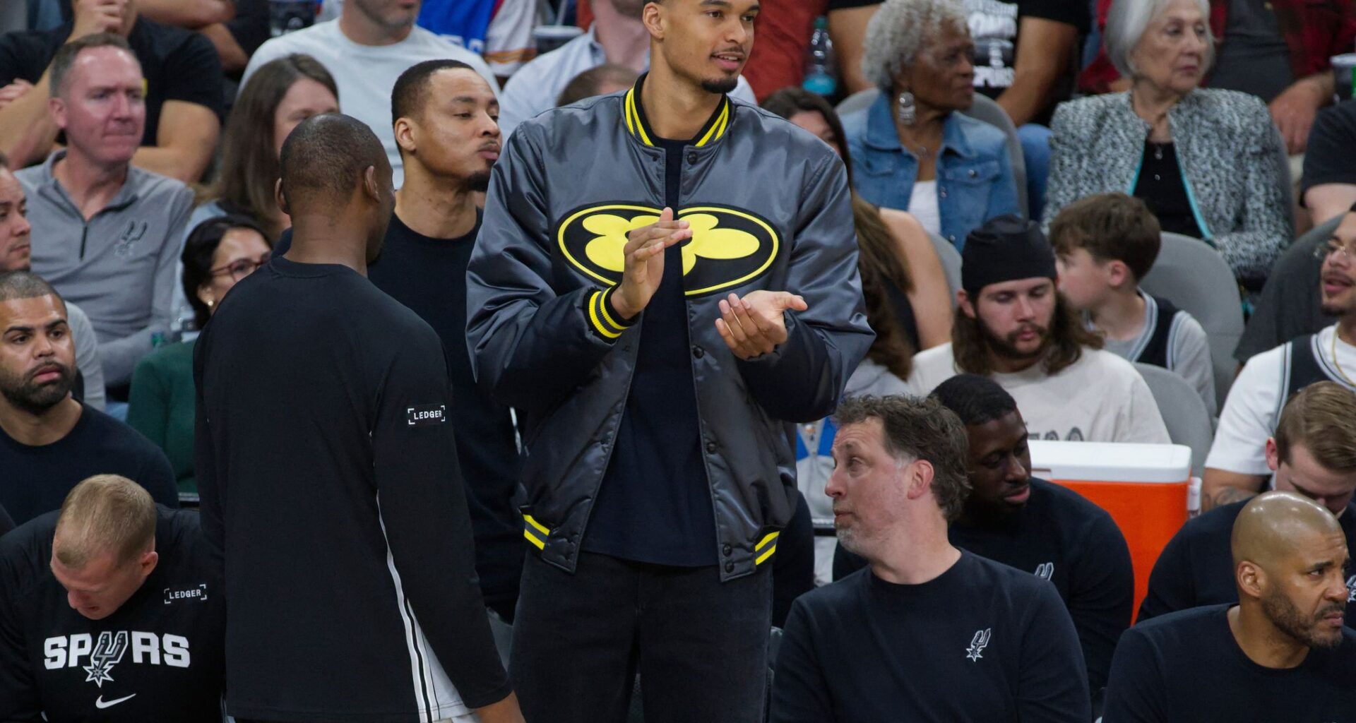 Fox scores 25 points to lead short-handed Spurs past Trail Blazers 112-101