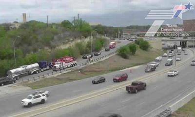18-wheeler crash partially shuts down U.S. 281 in San Antonio