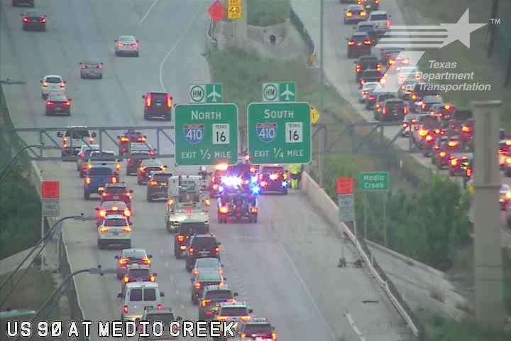 Major crash closes lanes, causes hourlong delays on San Antonio highwa