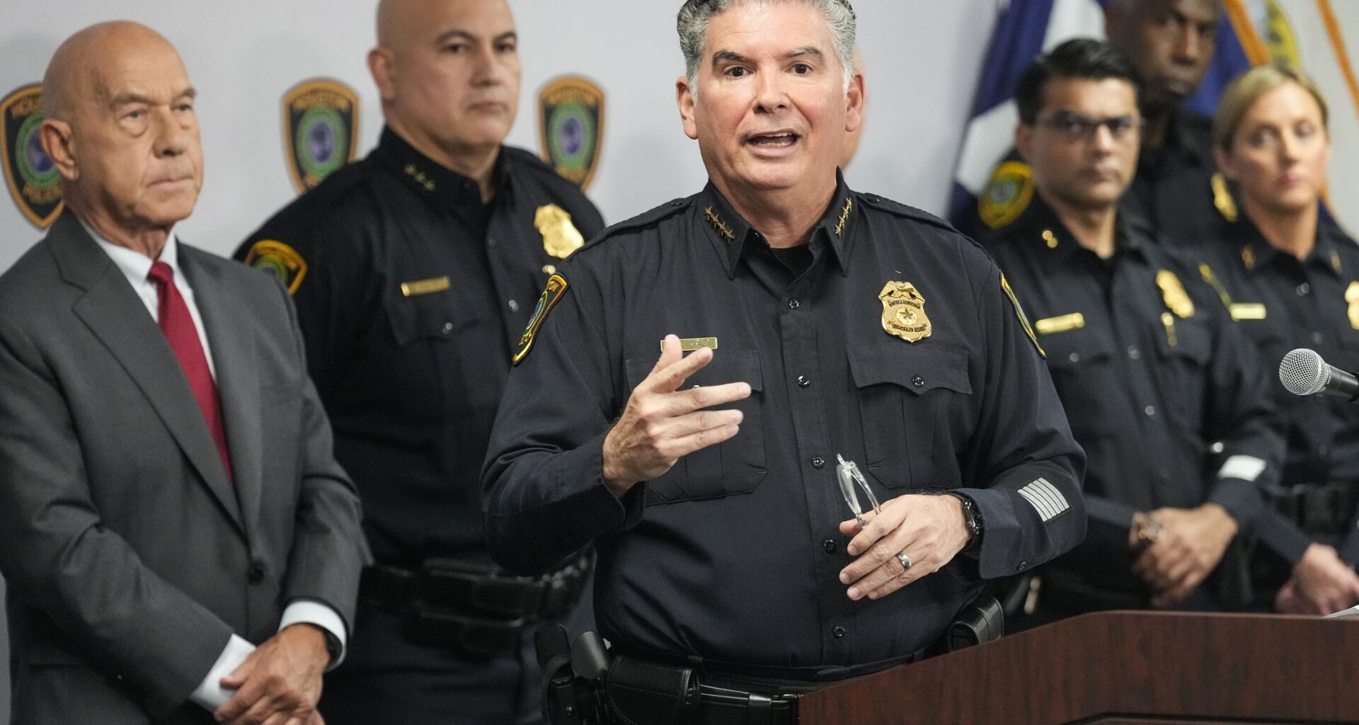 Houston police keep 30-minute ICE policy for now despite council vote
