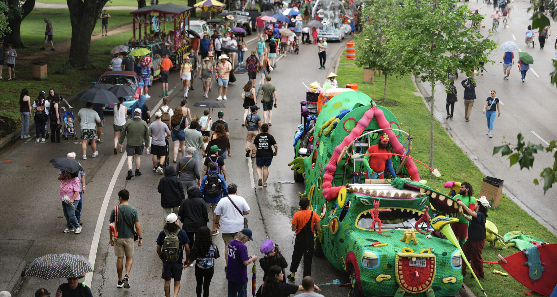 Thousands attend Houston Art Car Parade despite rainy weather
