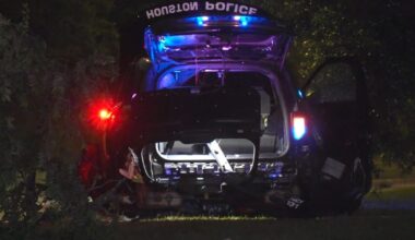 Houston officer among 2 hospitalized after Sunnyside crash