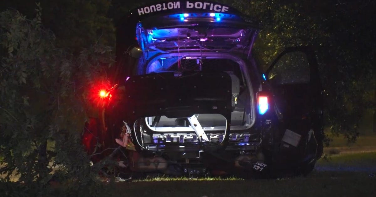 Houston officer among 2 hospitalized after Sunnyside crash