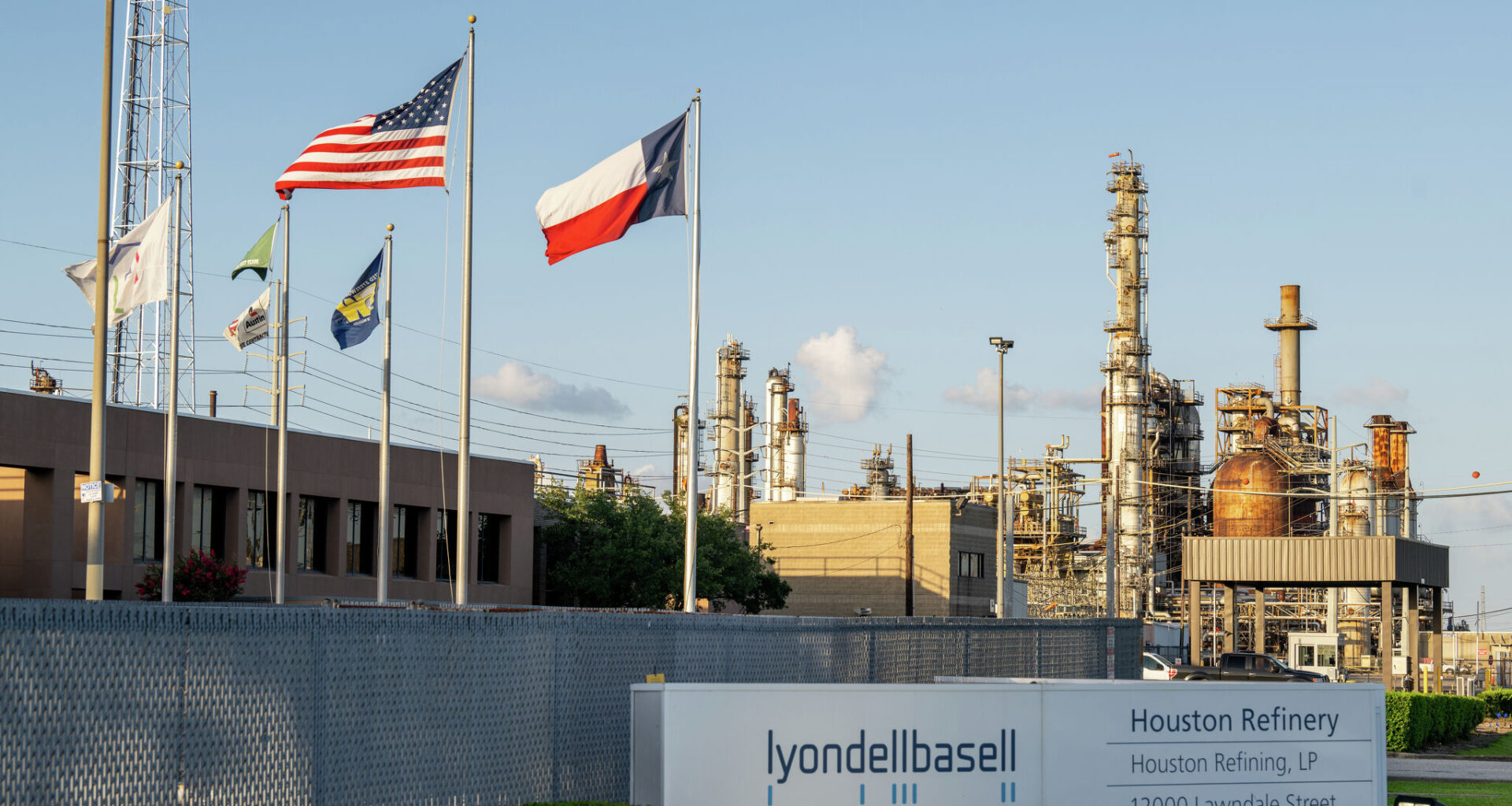 Major refinery implosion causes loud boom in Houston