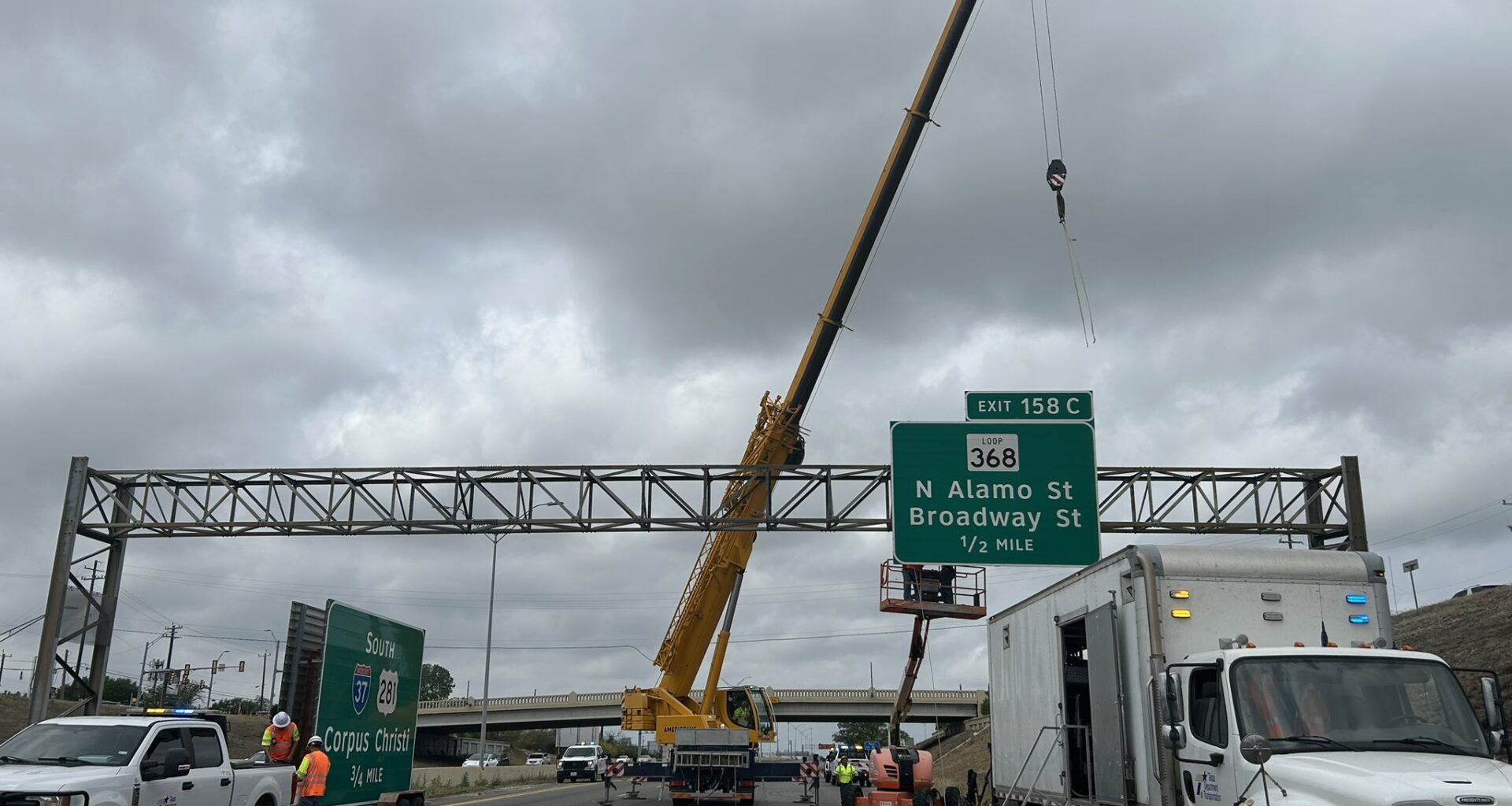 Major crash, sign removal shuts down I-35 in San Antonio for hours
