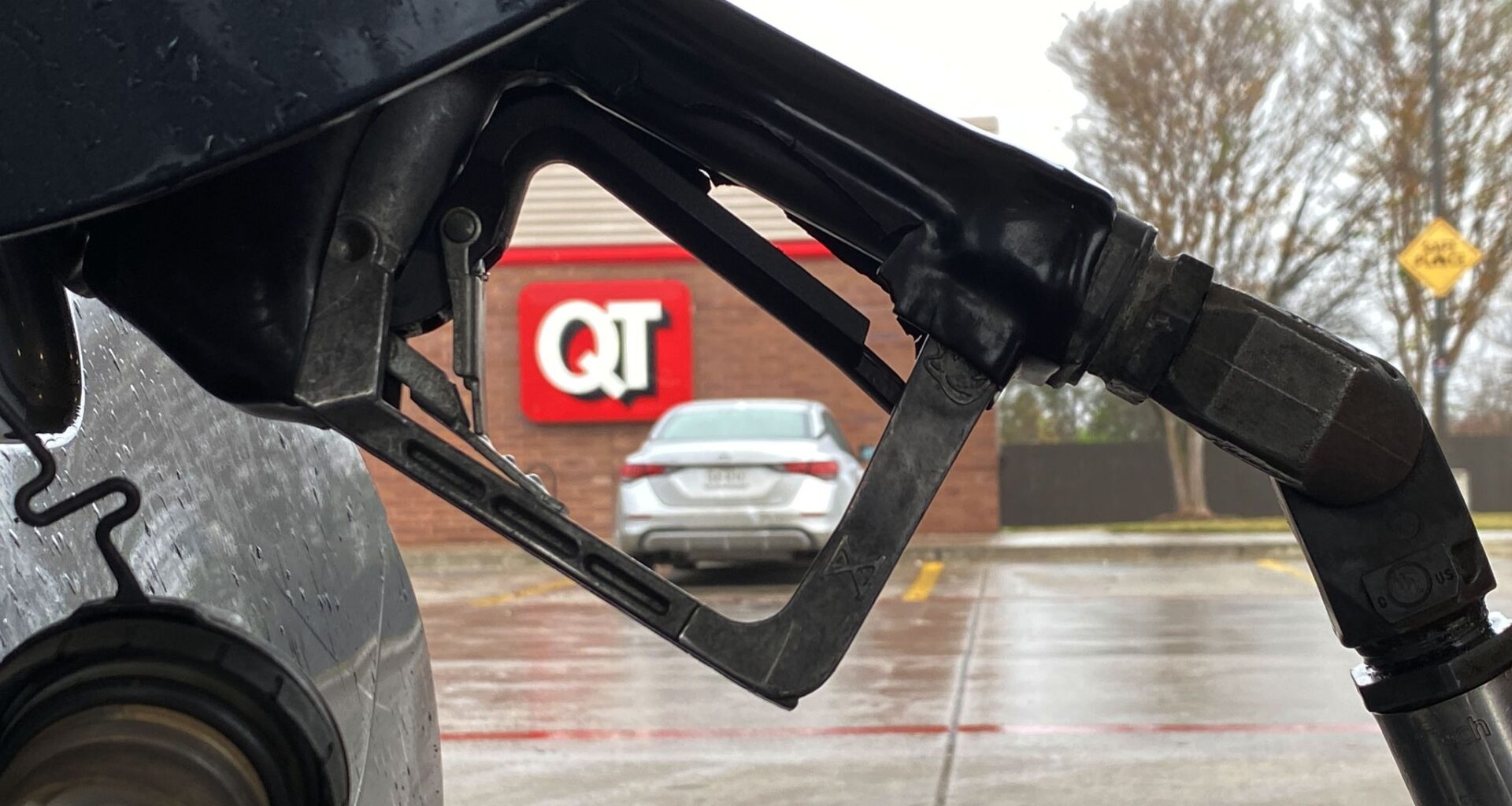 Regular gas prices drop in Dallas due to ceasefire talks