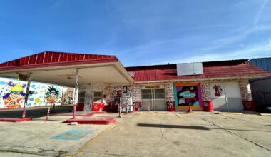 Exterior of shuttered Jefferson Bodega location, which is now an icehouse.