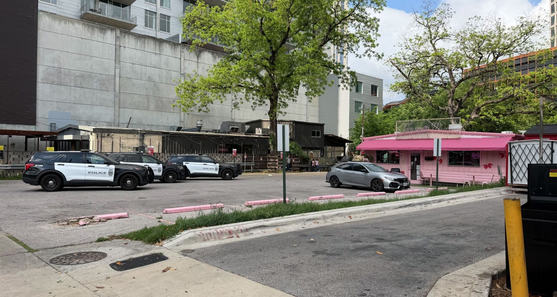 Austin police respond to barricaded subject at Taquero Mucho downtown