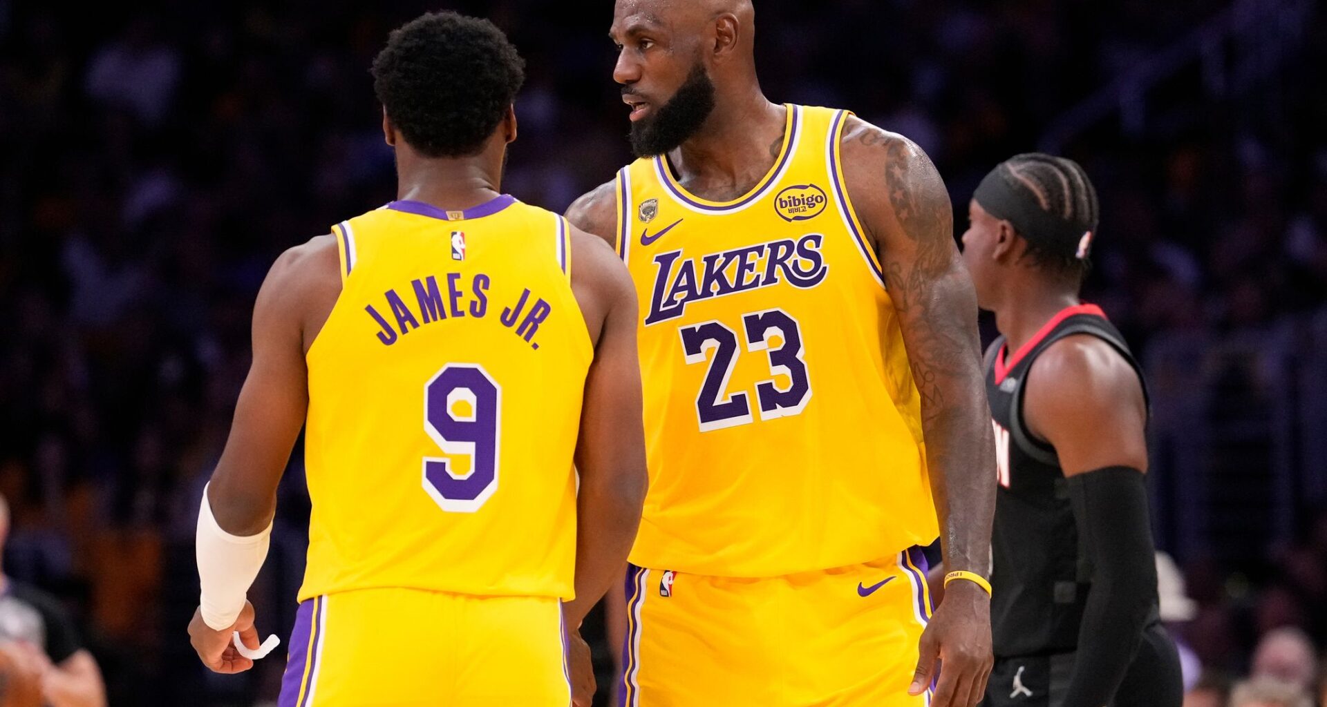 Kennard scores 27, LeBron leads Lakers to surprising 107-98 win over Rockets in playoff opener