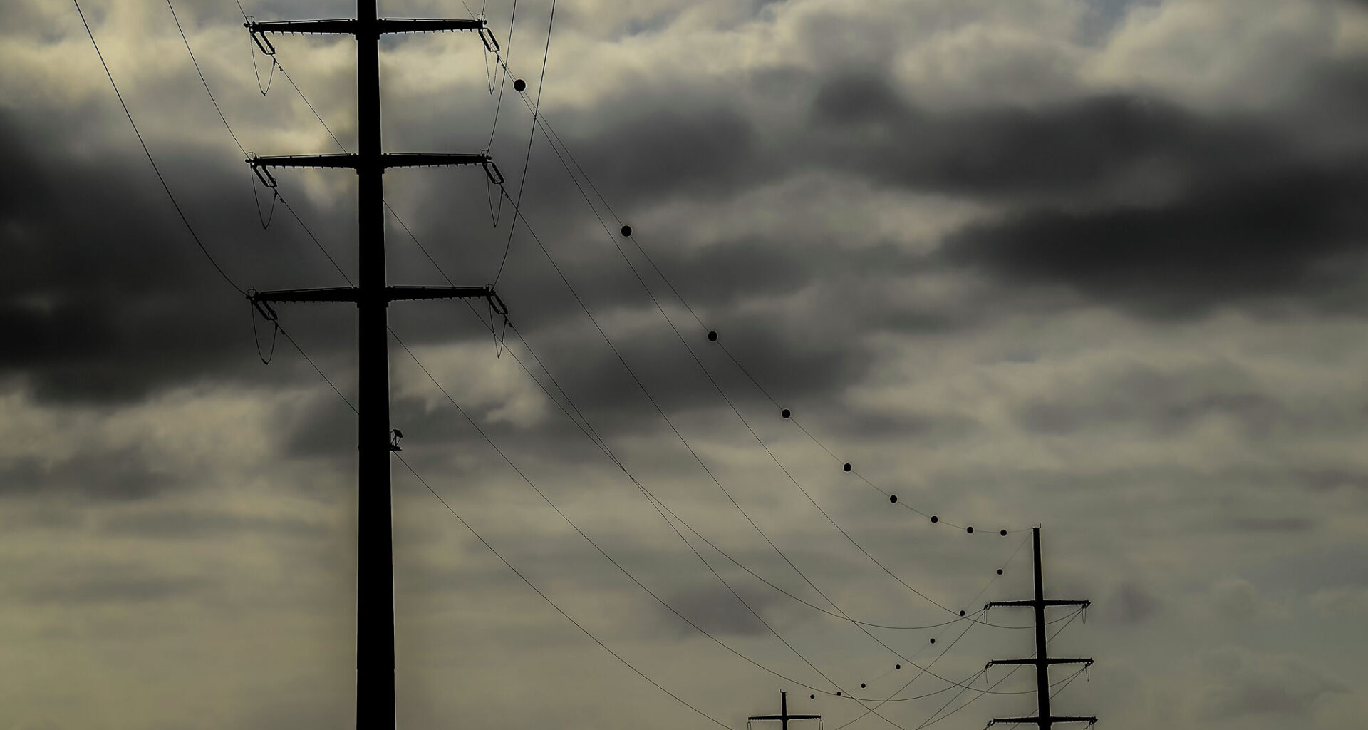 Downed power line forces shutdown of I-10 lanes in San Antonio