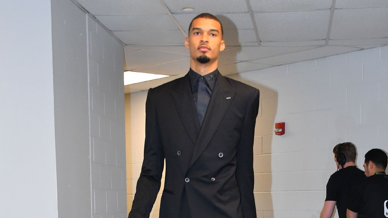 San Antonio Spurs rock matching all-black suits before Game 1