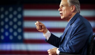 Gov. Abbott misfires in going after Dallas police over immigration