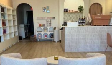 Arlington romance bookstore brews up lattes and love stories